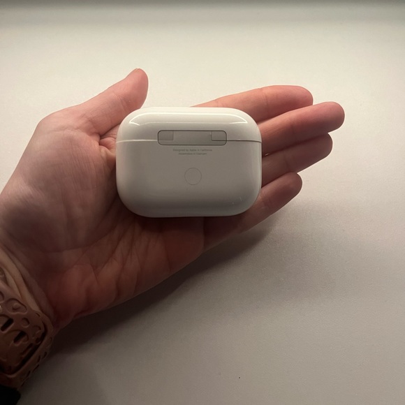 Apple AirPods Pro (2nd Generation) wireless earbuds with 3ft charger - Picture 4 of 9